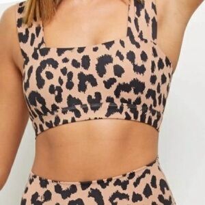 Chic Leopard Print Sports Bra
